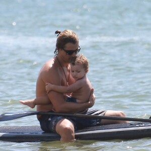 Exclusif - Candice Swanepoel enceinte, son compagnon Hermann Nicoli et leur fils Anacã profitent d'un après-midi ensoleillé sur une plage de São Paulo au Brésil, le 1er avril 2018.
