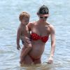 Exclusif - Candice Swanepoel enceinte, son compagnon Hermann Nicoli et leur fils Anacã profitent d'un après-midi ensoleillé sur une plage de São Paulo au Brésil, le 1er avril 2018.