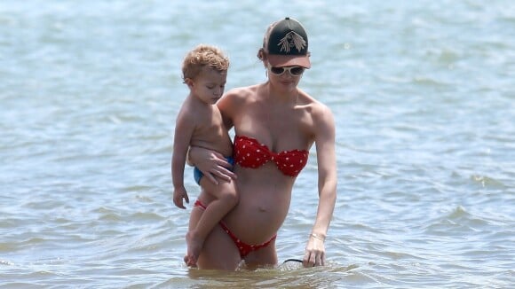 Candice Swanepoel enceinte : En bikini et inséparable de son fils aîné