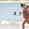 Exclusif - Candice Swanepoel enceinte, son compagnon Hermann Nicoli et leur fils Anacã profitent d'un après-midi ensoleillé sur une plage de São Paulo au Brésil, le 1er avril 2018.
