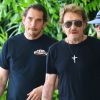 Johnny Hallyday et sa femme Laeticia quittent leur hôtel en compagnie de Sébastien Farran et du père de Laeticia, André Boudou à Miami, le 12 mai 2014.