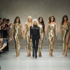 Carla Bruni Sarkozy, Claudia Schiffer, Naomi Campbell, Cindy Crawford, Helena Christensen et Donatella Versace - Défilé de mode printemps-été 2018 "Versace" lors de la fashion week de Milan. Le 22 septembre 2017.