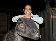 Elisa Tovati s'acoquine avec un dinosaure et vibre pour l'expo "Jurassic World"