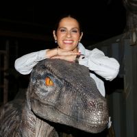 Elisa Tovati s'acoquine avec un dinosaure et vibre pour l'expo "Jurassic World"