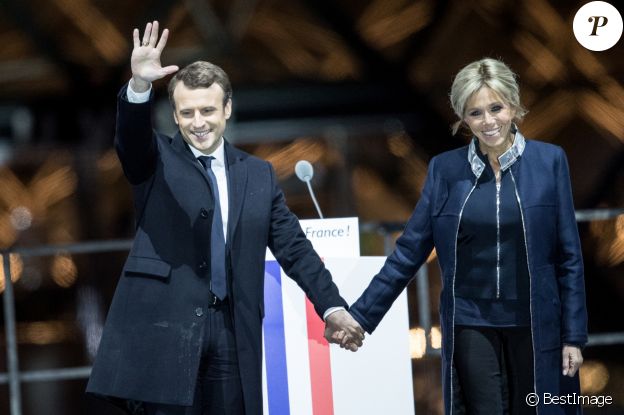 Emmanuel Macron avec sa femme Brigitte Macron - Le président-élu, Emmanuel Macron, prononce son discours devant la pyramide au musée du Louvre à Paris, après sa victoire lors du deuxième tour de l'élection présidentielle le 7 mai 2017. © Cyril Moreau / Bestimage