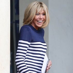 Brigitte Macron sort sur le perron du palais de l'Elysée pendant l'installation du tapis rouge avant l'arrivée de Mohammed VI, le roi du Maroc, à Paris le 10 avril 2018. © Stéphane Lemouton / Bestimage