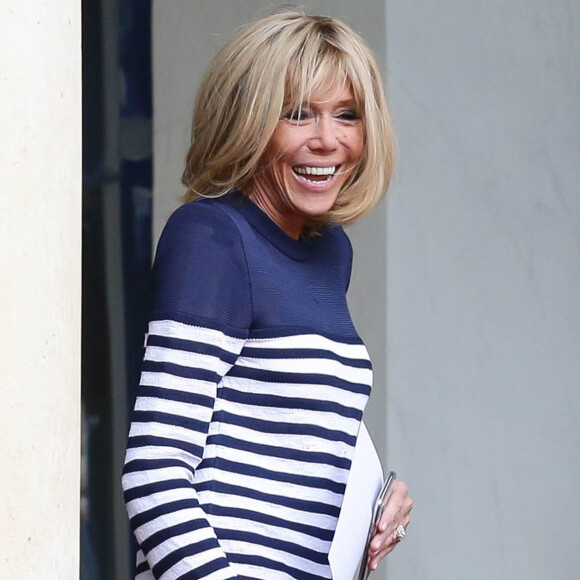 Brigitte Macron sort sur le perron du palais de l'Elysée pendant l'installation du tapis rouge avant l'arrivée de Mohammed VI, le roi du Maroc, à Paris le 10 avril 2018. © Stéphane Lemouton / Bestimage