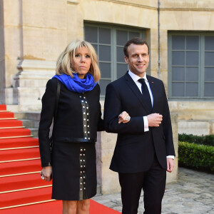 Emmanuel et Brigitte Macron à l'Académie française à Paris, France, la 20 mars 2018. Le chef de l'État a énuméré une trentaine de mesures destinées à renforcer "la place et le rôle" de la langue française et du plurilinguisme dans le monde. © Christian Liewig/Pool/Bestimage