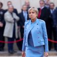 Brigitte Macron (robe bleue lavande, qui lui est prêtée par Louis Vuitton, conçue par N. Ghesquière) - Passation de pouvoir entre Emmanuel Macron et François Hollande au Palais de l'Elysée à Paris le 14 mai 2017. © Cyril Moreau / Bestimage