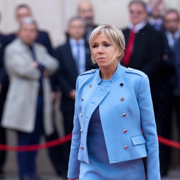 Brigitte Macron (robe bleue lavande, qui lui est prêtée par Louis Vuitton, conçue par N. Ghesquière) - Passation de pouvoir entre Emmanuel Macron et François Hollande au Palais de l'Elysée à Paris le 14 mai 2017. © Cyril Moreau / Bestimage