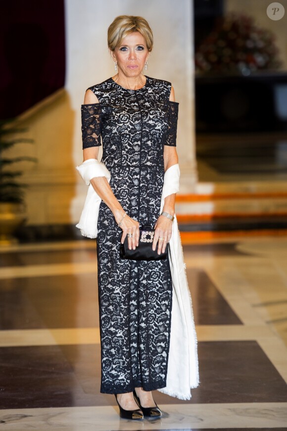 La première dame Brigitte Macron (robe Nicolas Ghesquière pour Louis Vuitton) lors de son arrivée au dîner du sommet fondateur de l'Alliance Solaire Internationale (ASI) au palais présidentiel à New Delhi le 10 mars 2018. © Eliot Blondet / Pool / Bestimage