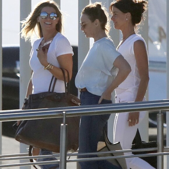 Guest - G. Paltrow arrive avec des amies à l'aéroport de Mexico, le 11 avril 2018