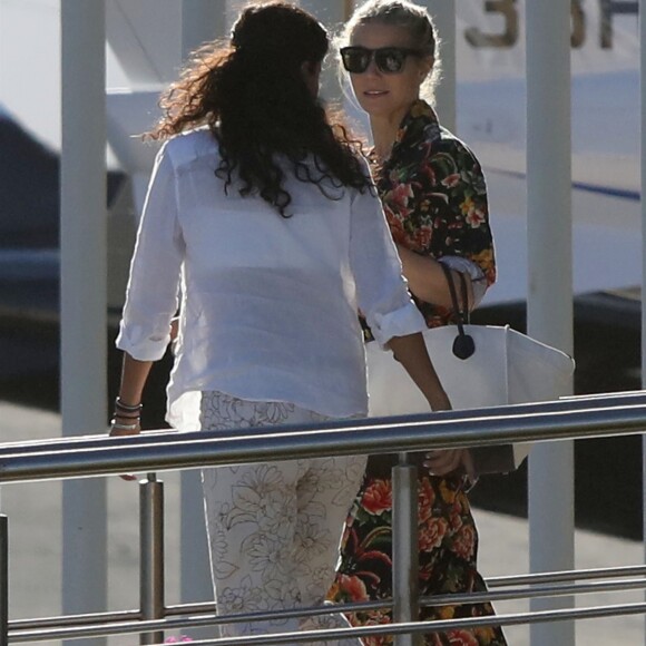 Gwyneth Paltrow arrive avec des amies à l'aéroport de Mexico, le 11 avril 2018