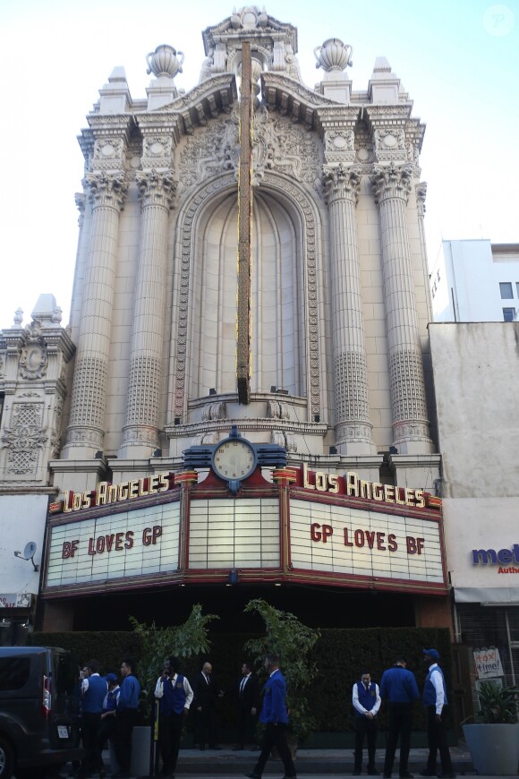 Enseigne de cinéma 'GP loves BF.' symbolisant le supposé mariage de Gwyneth Paltrow et de son fiancé Brad Falchuk à Los Angeles le 14 avril 2018.