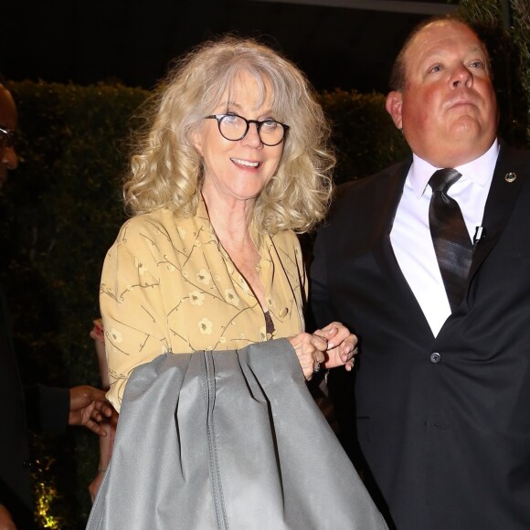 Blythe Danner (avec la robe de mariée de sa fille ?) - Les célébrités quittent la soirée qui est censé être le mariage de Gwyneth Paltrow et de son fiancé Brad Falchuk à Los Angeles le 14 avril 2018
