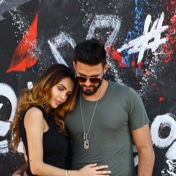 Exclusif  - Nabilla Benattia et son compagnon Thomas Vergara s'embrassent et posent en couple contre des murs tagués pour un photoshoot à Miami, le 13 mars 2018.