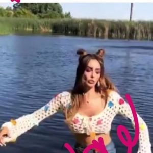 Nabilla Benattia s'enthousiasme de voir que sa cute a été visionnée plus de 3,6 millions de fois sur sa page Instagram. Avril 2018.