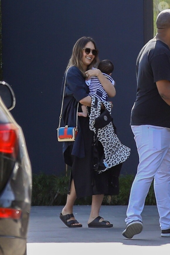 Jessica Alba, son mari Cash Warren et leurs trois enfants arrivent à la fête d'anniversaire de la fille de Chrissy Teigen et John Legend. Los Angeles, le 14 avril 2018.