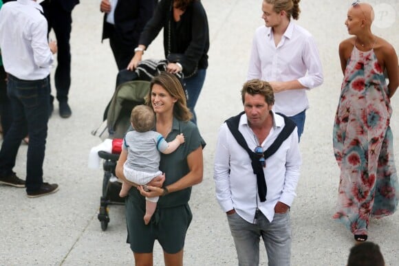 Semi Exclusif - Amélie Mauresmo et son fils Aaron lors de l'inauguration du nouveau chai du Château Les Carmes Haut-Brion dessiné par Philippe Starck et Luc-Arsène Henry à Bordeaux le 24 juin 2016. © Patrick Bernard / Quentin Salinier / Bestimage