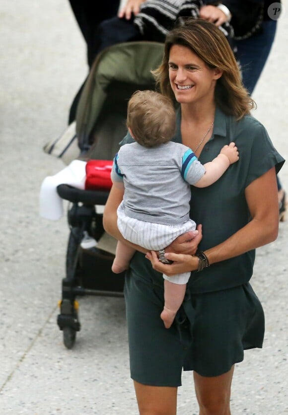 Semi Exclusif - Amélie Mauresmo et son fils Aaron lors de l'inauguration du nouveau chai du Château Les Carmes Haut-Brion dessiné par Philippe Starck et Luc-Arsène Henry à Bordeaux le 24 juin 2016. © Patrick Bernard / Quentin Salinier / Bestimage