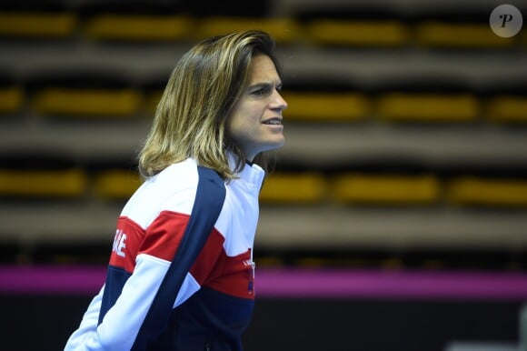 Amélie Mauresmo lors de la finale de la Fed Cup entre la République tchèque et la France à Strasbourg le 13 novembre 2016. Au lendemain de cette cruelle défaite, la capitaine des Bleues annonçait qu'elle quittait son poste et révélait être enceinte de son deuxième enfant, un an après la naissance d'Aaron.