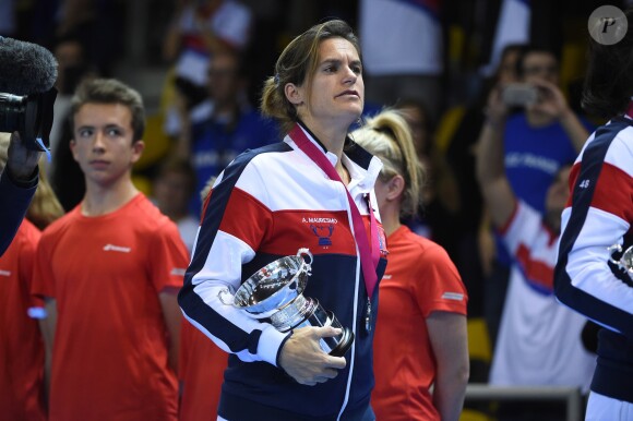 Amélie Mauresmo lors de la finale de la Fed Cup entre la République tchèque et la France à Strasbourg le 13 novembre 2016. Au lendemain de cette cruelle défaite, la capitaine des Bleues annonçait qu'elle quittait son poste et révélait être enceinte de son deuxième enfant, un an après la naissance d'Aaron.