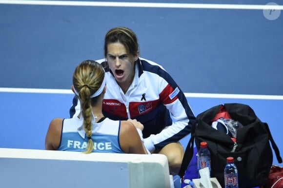Amélie Mauresmo lors de la finale de la Fed Cup entre la République tchèque et la France à Strasbourg le 13 novembre 2016. Au lendemain de cette cruelle défaite, la capitaine des Bleues annonçait qu'elle quittait son poste et révélait être enceinte de son deuxième enfant, un an après la naissance d'Aaron.