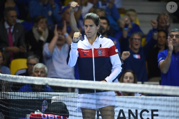 Amélie Mauresmo lors de la finale de la Fed Cup entre la République tchèque et la France à Strasbourg le 13 novembre 2016. Au lendemain de cette cruelle défaite, la capitaine des Bleues annonçait qu'elle quittait son poste et révélait être enceinte de son deuxième enfant, un an après la naissance d'Aaron.