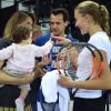 Amélie Mauresmo avec sa fille Ayla et Kristina Mladenovic à Aix-en-Provence pour la demi-finale de Fed Cup entre la France et les États-Unis. Twitter, le 20 avril 2018.