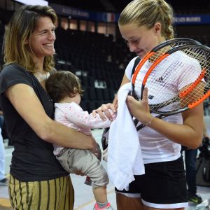 Amélie Mauresmo avec sa fille Ayla et Kristina Mladenovic à Aix-en-Provence pour la demi-finale de Fed Cup entre la France et les États-Unis. Twitter, le 20 avril 2018.