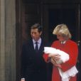 La princesse Diana (Lady Di) et le prince Charles à la sortie de l'aile Lindo et de la maternité du St Mary's Hospital avec leur bébé le prince Harry le 15 septembre 1984, à Londres.
