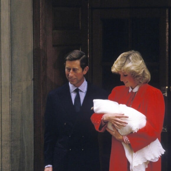 La princesse Diana (Lady Di) et le prince Charles à la sortie de l'aile Lindo et de la maternité du St Mary's Hospital avec leur bébé le prince Harry le 15 septembre 1984, à Londres.