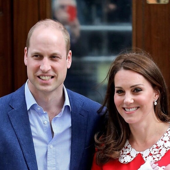 La duchesse Catherine de Cambridge (Kate Middleton), en robe Jenny Packham rappelant la tenue rouge de Lady Diana 34 ans plus tôt dans les mêmes circonstances, avec le prince William et leur troisième enfant à la sortie de l'aile Lindo du St Mary's Hospital le 23 avril 2018.