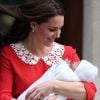 La duchesse Catherine de Cambridge (Kate Middleton), en robe Jenny Packham rappelant la tenue rouge de Lady Diana 34 ans plus tôt dans les mêmes circonstances, avec son troisième enfant à la sortie de l'aile Lindo du St Mary's Hospital le 23 avril 2018.