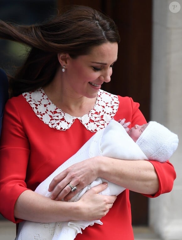 La duchesse Catherine de Cambridge (Kate Middleton), en robe Jenny Packham rappelant la tenue rouge de Lady Diana 34 ans plus tôt dans les mêmes circonstances, avec son troisième enfant à la sortie de l'aile Lindo du St Mary's Hospital le 23 avril 2018.