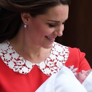 La duchesse Catherine de Cambridge (Kate Middleton), en robe Jenny Packham rappelant la tenue rouge de Lady Diana 34 ans plus tôt dans les mêmes circonstances, avec son troisième enfant à la sortie de l'aile Lindo du St Mary's Hospital le 23 avril 2018.