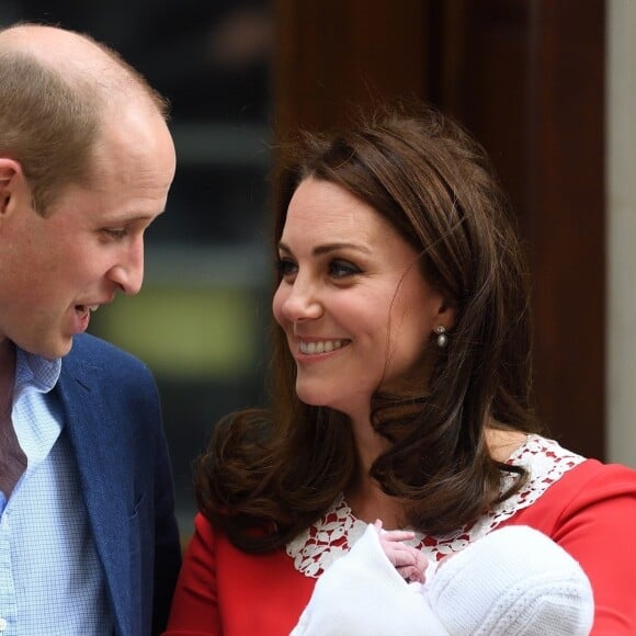 La duchesse Catherine de Cambridge (Kate Middleton), en robe Jenny Packham rappelant la tenue rouge de Lady Diana 34 ans plus tôt dans les mêmes circonstances, avec le prince William et leur troisième enfant à la sortie de l'aile Lindo du St Mary's Hospital le 23 avril 2018.