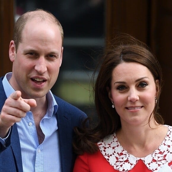 La duchesse Catherine de Cambridge (Kate Middleton), en robe Jenny Packham rappelant la tenue rouge de Lady Diana 34 ans plus tôt dans les mêmes circonstances, avec le prince William et leur troisième enfant à la sortie de l'aile Lindo du St Mary's Hospital le 23 avril 2018.