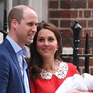 La duchesse Catherine de Cambridge (Kate Middleton), en robe Jenny Packham rappelant la tenue rouge de Lady Diana 34 ans plus tôt dans les mêmes circonstances, avec le prince William et leur troisième enfant à la sortie de l'aile Lindo du St Mary's Hospital le 23 avril 2018.