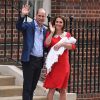 La duchesse Catherine de Cambridge (Kate Middleton), en robe Jenny Packham rappelant la tenue rouge de Lady Diana 34 ans plus tôt dans les mêmes circonstances, avec le prince William et leur troisième enfant à la sortie de l'aile Lindo du St Mary's Hospital le 23 avril 2018.