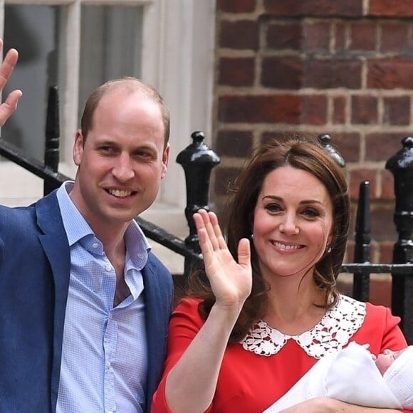 La duchesse Catherine de Cambridge (Kate Middleton), en robe Jenny Packham rappelant la tenue rouge de Lady Diana 34 ans plus tôt dans les mêmes circonstances, avec le prince William et leur troisième enfant à la sortie de l'aile Lindo du St Mary's Hospital le 23 avril 2018.