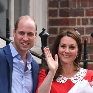 La duchesse Catherine de Cambridge (Kate Middleton), en robe Jenny Packham rappelant la tenue rouge de Lady Diana 34 ans plus tôt dans les mêmes circonstances, avec le prince William et leur troisième enfant à la sortie de l'aile Lindo du St Mary's Hospital le 23 avril 2018.