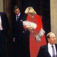 La princesse Diana (Lady Di) et le prince Charles à la sortie de l'aile Lindo et de la maternité du St Mary's Hospital avec leur bébé le prince Harry le 15 septembre 1984, à Londres.