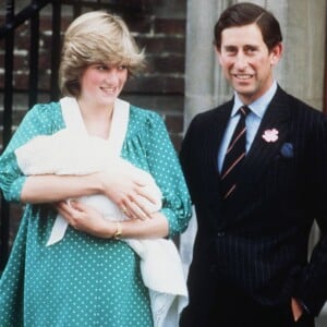 A 31 ans d'intervalle, à la sortie de la maternité de l'aile Lindo de l'hôpital St Mary à Londres : la princesse Diana et le prince Charles avec leur fils le prince William de Galles, le 22 juin 1982, et Kate Middleton et le prince William avec leur fils le prince George de Cambridge, le 23 juillet 2013.