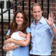  Kate Middleton, William et leur fils le prince George de Cambridge partant de l'hôpital St Mary, le 23 juillet 2013 à Londres 