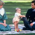  Lady Di, le prince William et le prince Charles en janvier 1983. 