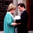 Le prince Charles et la princesse Diana à la sortie de la maternité de l'hôpital St Mary à Londres, le 22 juin 1982, avec leur bébé le prince William, né la veille.