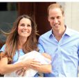  Le prince George de Cambridge prêt à rentrer chez lui avec ses parents le prince William et Kate Middleton, le 23 juillet 2013, au lendemain de sa naissance. 