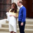 La duchesse Catherine de Cambridge (Kate Middleton) portait une robe Jenny Packham blanche à fleurs jaunes pour sa sortie de la maternité de l'hôpital St Mary le 2 mai 2015 quelques heures après la naissance de la princesse Charlotte de Cambridge.