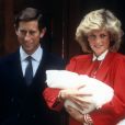 La princesse Diana (Lady Di) avec le prince Harry dans les bras et le prince Charles à la sortie de l'aile Lindo du St Mary's Hospital le 15 septembre 1984, à Londres.